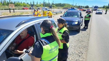 Se realizaron controles en puntos estratégicos de Neuquén, como los puentes que unen la provincia. Foto: Gentileza. 