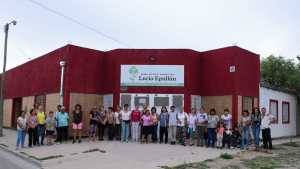 Reclamaron más seguridad con un abrazo simbólico en una biblioteca de Roca