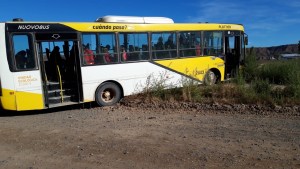 Video: un colectivo tuvo una falla en Plottier y una mujer fue trasladada al hospital