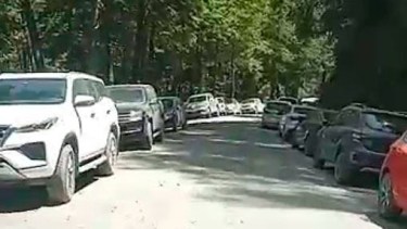 Yuco, el Caribe patagónico detonado: dos km de autos en la ruta donde está prohibido estacionar