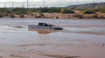 Imagen de Cómo sigue la tormenta en Neuquén: rutas cortadas y una camioneta arrastrada por el agua