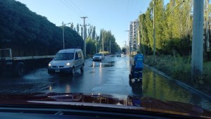 Se rompió un caño en un barrio de Neuquén e inundó las calles