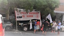 Imagen de Guardavidas con un reclamo que involucra al sindicato de Petroleros en Neuquén