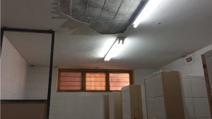Cayó el cielo raso de una escuela en Neuquén: preocupa la toma de exámenes y el inicio de clases 