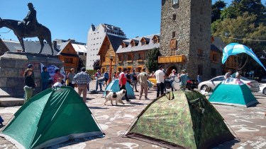 Policías retiraron llevaron su reclamo por la Zona Austral al Centro Cívico de Bariloche. 