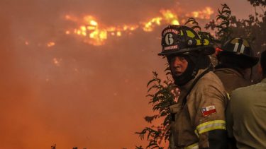 La Conaf, Bomberos y el Sistema Nacional de Prevención y Respuesta ante Desastres (Sinapred) están trabajando para contener los incendios en Chile. Foto Agencia Uno.
