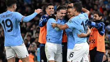 Julián llega para festejar el tanto de la victoria con sus compañeros del City. 