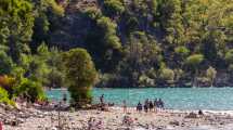 Imagen de La hermosa playa de San Martín de los Andes destacada por un prestigioso medio internacional