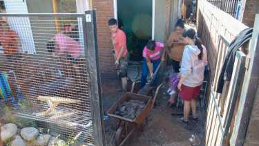 La lluvia provocó el desplazamiento de barro sobre una vivienda entre los barrios 85 y 108 viviendas de San Martín de los Andes. (Fotos: Patricio Rodríguez)