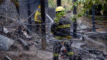 Medios áreas y terrestres se debieron desplegar para contener el fuego. (Fotos: Patricio Rodríguez)