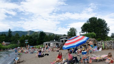 Playa Bonita en San Martín de los Andes invita a pasar un gran día cerca de la ciudad. Foto: Patricio Rodríguez