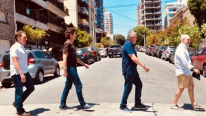 La curiosa campaña de Juntos por el Cambio imitando a The Beatles, en Mar del Plata