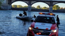 Imagen de Buscan intensamente en el río Neuquén a dos jóvenes que desaparecieron en el Dique Ballester