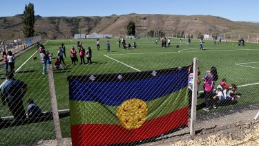 Gutiérrez inauguró la primera cancha de césped sintético en territorio mapuche de Neuquén 