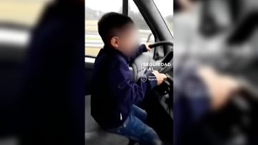 La imagen del nene se viralizó y obligó a las autoridades a tomar medidas contra su padre.-