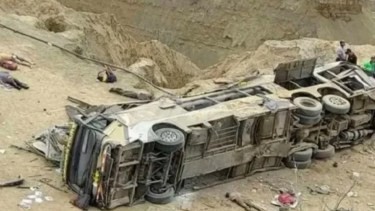 Un colectivo cayó en la «curva del diablo» y murieron al menos 24 personas en Perú