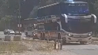 Colectivos de larga distancia transitan por el Dique Ballester y preocupa a los vecinos. Foto: Captura video. 