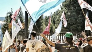 Un grupo se anticipó y se manifestó ayer en el camino Tacuifí que llega a lago Escondido
