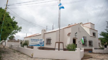 Personal de la Comisaría N° 20 trabaja en el lugar. Foto. archivo.