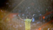 Imagen de Otro show de atajadas de Dibu Martínez para sostener el triunfo del Aston Villa