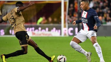 Mbappé no pudo festejar en la derrota de PSG con Lens.
