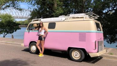 Florencia Moncalvillo y la kombi modelo 1985 en Viedma. antes de viajar Qatar. 