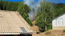 Imagen de Bomberos trabajan para contener un incendio cerca de Junín de los Andes