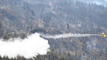 Sigue activo el incendio en El Hoyo, pero bajan el nivel de alerta para la población