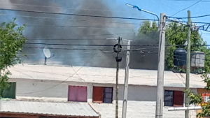 Incendio dejó daños totales en una vivienda de Neuquén
