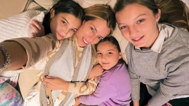 Indiana Cubero, a la derecha, es la más grande de las hijas de Nicole Neumann. Pero es la que menos aparece en las actividades familiares de su mamá.-