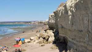 Las Grutas: importante derrumbe en la bajada de Los Acantilados