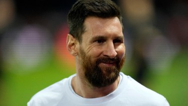 La sonrisa de Lionel Messi en la entrada en calor del partido entre PSG y Angers por la Liga de Francia. Fotos: AP 