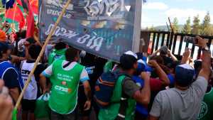 La marcha al lago Escondido se quedó en la reja del camino Tacuifí
