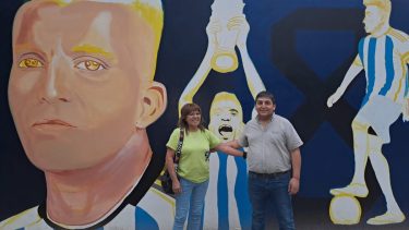 Sara Del Prado, la mamá del "Huevo" pasó a ver cómo va el mural que realiza Ate Neuquén. Foto: Twitter de Carlos Quintriqueo