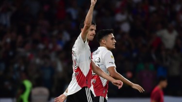 Nacho Fernández levanta su puño derecho para festejar el gol de River en Santiago. 