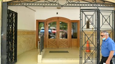 Alberdi 52. Abarca la planta baja y los pisos 1°, 2°, 3° y el 4° donde están los despachos de vocales. Foto Florencia Salto.