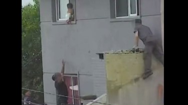 El momento en que el niño estaba en el borde de la ventana.