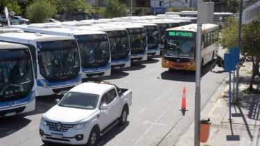 La presentación de las nuevas unidades duró unas dos horas y al cabo de ese tiempo, la calle Mitre volvió a tener circulación,  con los nuevos y viejas carrocerías a la vista (foto Yamil Regules)