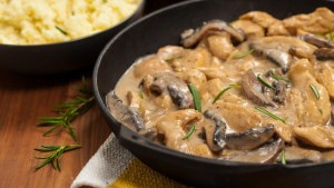 Un pollo al champiñón para chuparse los dedos