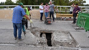 Evalúan los daños en la calzada del puente ferrocarretero de Viedma para iniciar su reparación