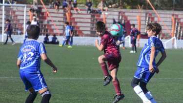 En medio de un clima cambiante, el Mundialito se disputa a buen ritmo