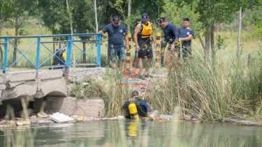 Policía, bomberos y prefectura rastrillan todo el canal grande para dar con el chico de 15 años. 