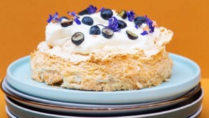 Torta merengada de almendras con arándanos