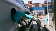 Imagen de Aumentos y congelamiento, el incierto panorama para los combustibles en 2023