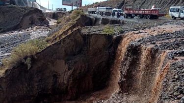 El 19 de enero llovió en forma intensa en la zona petrolera y se formó un río de lodo que bajó de la barda en Añelo y formó un pozo en la banquina de la ruta 7 (Dirección de Vialidad Provincial)