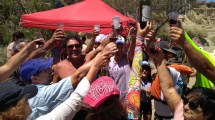 Imagen de Los pampeanos se dieron el gusto: tuvieron el primer brindis con los vinos sumergidos en el río Colorado