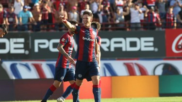 Vombergar festeja el único tanto de San Lorenzo que fue suficiente para comenzar ganando. 