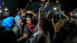 En micros que aportó el gobierno provincial, los manifestantes abandonaron lago Escondido