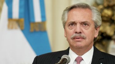 El presidente Alberto Fernández fue sometido ayer a un bloqueo lumbar. 