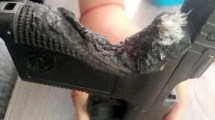 Imagen de Insólito: un policía de Mendoza metió su arma al horno y se le derritió mientras cocinaba